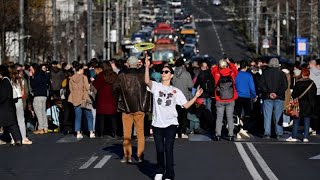 Serbie  blocage dune rue à Belgrade contre la fraude électorale présumée [upl. by Hairahcaz108]