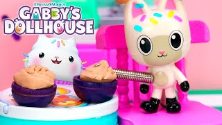 Cakeys Breakfast Surprise  GABBYS DOLLHOUSE TOY PLAY ADVENTURES [upl. by Renate]