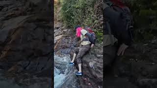 ¡Llegamos a la curva 🌊⚠️ Cuidado con las caídas trekkingchile senderismo cascada hiking [upl. by Sidoeht]