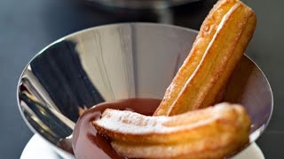 Recette  Les churros de Cyril Lignac sans machine et leur sauce au chocolat [upl. by Enileqcaj]