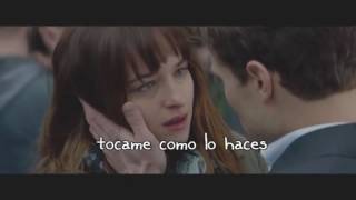 Ellie Goulding Love me like you do 50 Sombras de Grey Traducida al español YouTubemediante torch [upl. by Aleyak]