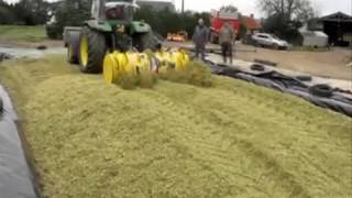 ENSILAGE  CONFECTIONNER LES SILOS AVEC UN ÉPANDEUR [upl. by Nel]