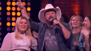 Garth Brooks amp Kelly Clarkson sing quotAint Going Down Til The Sun Comes Upquot Live Concert Performance [upl. by Marylynne]