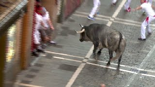 Blutiger Auftakt bei der Stierhatz in Pamplona [upl. by Hofstetter]