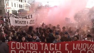 Roma la mobilitazione nazionale degli studenti “Bocciamo il governo” [upl. by Esirec53]