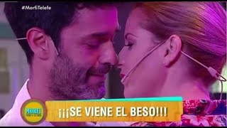 ¡Tremendo beso Mariano Martinez le comío la boca a Zampini  Morfi [upl. by Aiuqcaj]