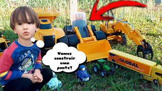 TRATOR INFANTIL  ESCAVADEIRA E CARRINHOS CONSTROEM UMA SUPER PONTE  CHILDRENS TRACTOR [upl. by Gypsie]