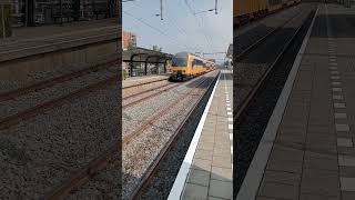 NS DDZ 7511 komt op snelheid door het station van Apeldoorn Osseveld [upl. by Kovar]