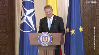 Klaus Iohannis gafă la ceremonia de decorare a sportivilor medaliați la JO de la Paris [upl. by Stanly608]