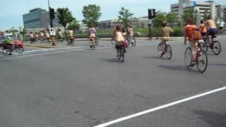 Cyclistes nus à Montréal sous le pont JacquesCartier 2009 [upl. by Edina149]