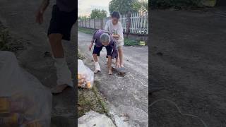 Cháu gái làm chiếc xe kéo cho bà cụ❤️‍🩹👵🏻❤️‍🩹shortsshortsvideo [upl. by Tumer]