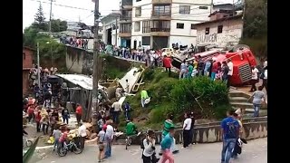 Impactante momento en el que un camión se queda sin frenos en Yarumal [upl. by Hooke]