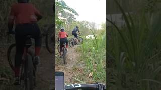 Oleng dikit gak ngaruh 😄😄 singletrack mobilitytraining skilldevelopment adventurecycling [upl. by Cranston]