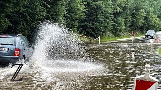 Unwetter In Österreich führen heftige Regenfälle zu Überschwemmungen [upl. by Aihsele102]