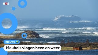 Cruiseschip in moeilijkheden door zware storm [upl. by Anovahs]