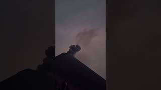 Increíble espectáculo de volcán 🌋 shorts volcan nature [upl. by Yerac832]