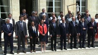 Hollande appelle ses ministres à quotrester mobilisésquot [upl. by Jacobsen337]