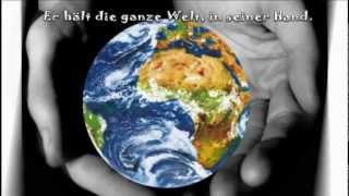 Er Hält die ganze Welt [upl. by Ahsinelg]