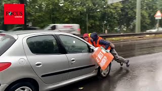 „Letzte Generation“ blockiert Straßen – Autofahrer nehmen Aktivisten auf die Haube [upl. by Nollat]