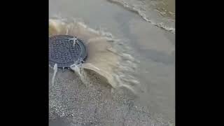 Salerno si solleva tombino in via Marchiafava in seguito alle intense piogge [upl. by Enaenaj422]