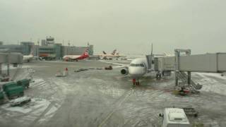 Schnee am Flughafen Düsseldorf  Wintereinbruch weißer Flughafen und Flugausfälle [upl. by Ronalda998]