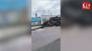 Action coup de poing des agriculteurs devant le Grand Frais de GonfrevillelOrcher [upl. by Lebatsirhc482]