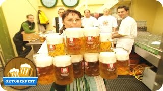 Weltrekord Frau trägt 18 Maß Bier  Oktoberfest München [upl. by Anairam]