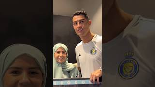 Cristiano Ronaldo received a gift from Fan ❤  هدیه یک هوادار به کریستیانو رونالدو [upl. by Dunston]