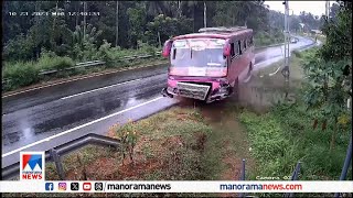 ചാറ്റൽ മഴയിൽ റോഡിൽ തെന്നി നീങ്ങി ബസ്  രക്ഷപ്പെട്ടത് തലനാരിഴക്ക്  Bus Rain Palakkad [upl. by Riley]