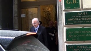 Carige Berneschi esce dallufficio di Genova su auto della Gdf [upl. by Aurea778]