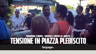 Maradona a Napoli tensione tra venditori abusivi e municipale in piazza del Plebiscito [upl. by Letsirhc697]