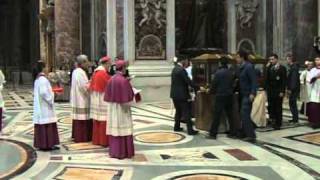 Cierran la Cripta de los Papas del Vaticano para trasladar los restos de Juan Pablo II [upl. by Ier626]