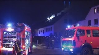 DACHSTUHLBRAND  GROSSEINSATZ FÜR DIE FREIWILLIGE FEUERWEHR  WOHNHAUS BRENNT IN HILDEN [upl. by Reeve]