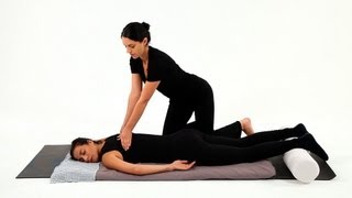 How to Give a Spinal Massage  Shiatsu Massage [upl. by Sivraj]