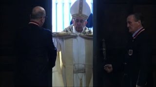 Auguri Papa Francesco 79 anni e tre torte al limone [upl. by Yurt]