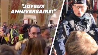 Les gilets jaunes envahissent en chansons les Galeries Lafayette à Paris [upl. by Agosto629]