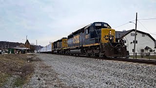 EMD SD40 duo powers long CSX train at 50 MPH [upl. by Trumann]