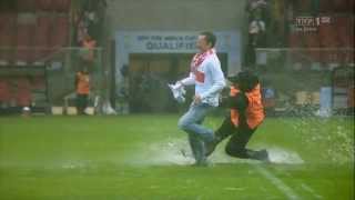 Polska  Anglia Kibice uciekają stewardom  Stewards vs fans diving on the pitch funny [upl. by Remsen379]