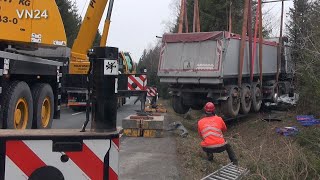 16032022  VN24  Sattelkipper wird nach Unfall aus Wald bei Rüthen geborgen [upl. by Inasah]