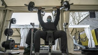 Trainieren im Lockdown Fitnessstudios im Freien  AFP [upl. by Thunell708]