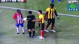 Luis Moreno patea a la Lechuza del Junior en El Metropolitano [upl. by Lashar]