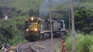 Trem passando devagar pela manutenção na via e debaixo de chuva com vagões plataformas em Três Rios [upl. by Kelsy]