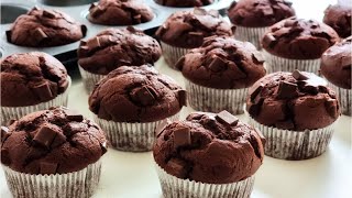 Saftige Schokomuffins  Muffins Rezept mit Schokolade [upl. by Anyg]