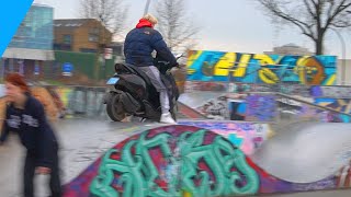 MET EEN SCOOTER OP DE SKATEBAAN  Cromo Vlog 49 [upl. by Platto374]