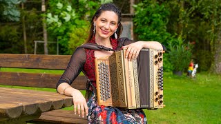 Claudia Hinker spielt den KAISER WIESN MARSCH auf ihrer Steirischen Harmonika [upl. by Skiest141]