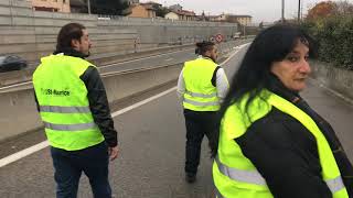 Givors  Les gilets jaunes bloquent lautoroute Lyon St Etienne [upl. by Lisab161]