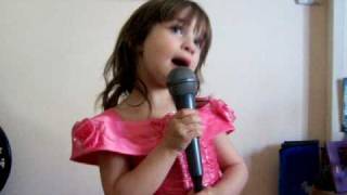 BabyGirlThéa chante pour la fête des mères  Improvisation [upl. by Arza]