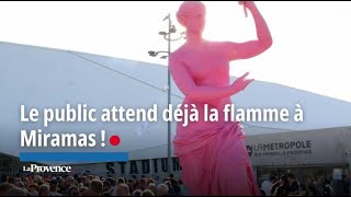 Le public attend déjà la flamme à Miramas [upl. by Nalyak]