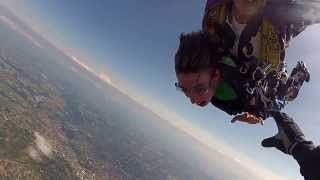 15 PARACHUTISME et HANDICAP Saut de Julie par Olivier le 04août2013 [upl. by Ahsayn]