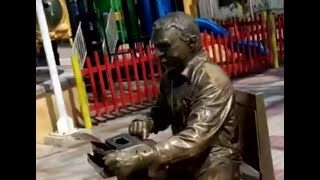 Roban parte de la estatua de Gabriel García Márquez ubicada en Aracataca [upl. by Nileak]